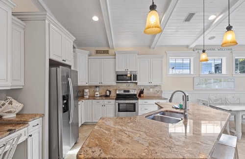 Holmes Beach House | Minnie Cottage- Beautiful 3 bedroom heated pool/spa and short walk to the beach