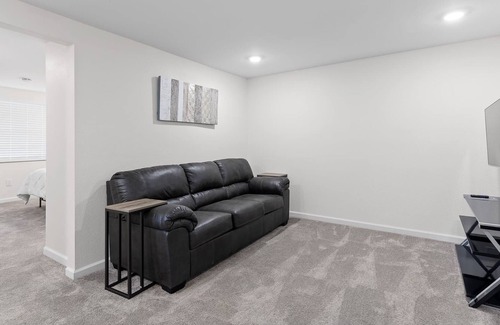 East Ridge Apartment | Mins from Zoo & Downtown! Laurel Lounge Apt. 1