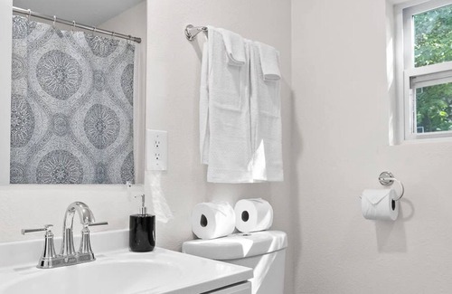 East Ridge Apartment | Mins from Zoo & Downtown! Laurel Lounge Apt. 1