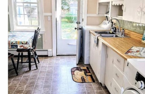 Hyannis House | MINS TO BEACHES WALK TO DOWNTOWN, HARBOR & SHOPS NICE FENCED YARD - A/C & WiFi