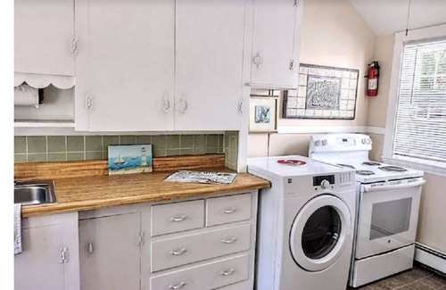 Hyannis House | MINS TO BEACHES WALK TO DOWNTOWN, HARBOR & SHOPS NICE FENCED YARD - A/C & WiFi