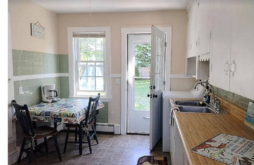 Hyannis House | MINS TO BEACHES WALK TO DOWNTOWN, HARBOR & SHOPS NICE FENCED YARD - A/C & WiFi