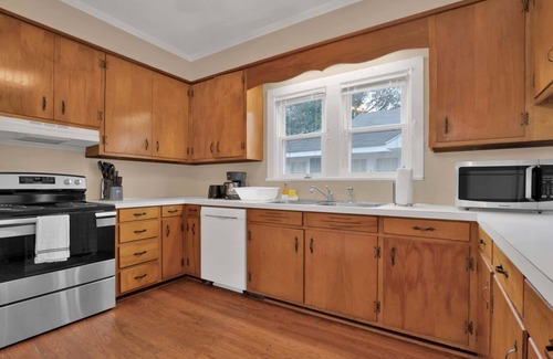 Terry Sanford House | Mins to Downtown & Ft Bragg! Crafty in Haymount