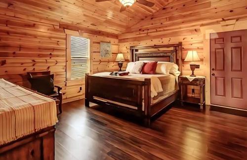 White Oak Lodge House | Mins to DT Gatlinburg~ Hot Tub~ Community Pool