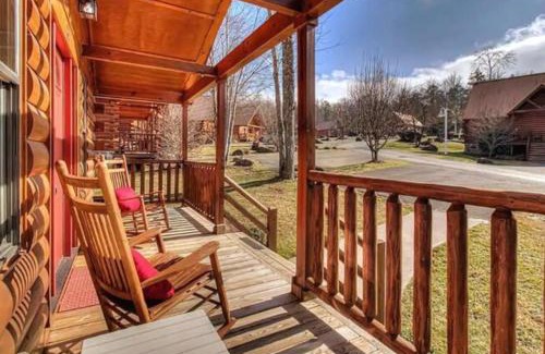 White Oak Lodge House | Mins to DT Gatlinburg~ Hot Tub~ Community Pool