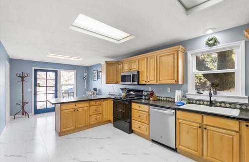 West Central House | Mins To Dwntwn & Arena Backyard BBQ King Bed