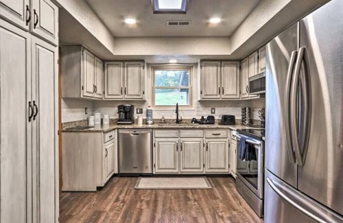 Sevierville Cabin | Mins to Pigeon Forge, No Stairs, 3 Kings, Netflix, Fire Pit, Hot Tub, BBQ, 4TV’s