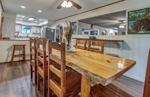 Sevierville Cabin | Mins to Pigeon Forge, No Stairs, 3 Kings, Netflix, Fire Pit, Hot Tub, BBQ, 4TV’s