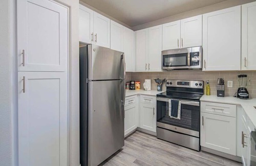 Glendale Sports and Entertainment District Apartment | Mins To Westgate & Stadium | Pool Gym W/D Parking