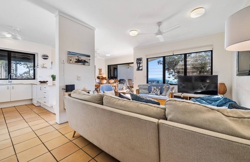 Point Lookout Apartment | Mintee 3 | Beachfront, 4 bed, 2.5 bath - 50m to beach with views