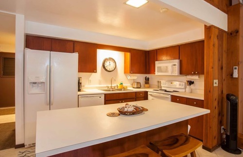 Kihei Condo | Minute walk to the beach! Updated, clean Three Bed/Two bath condo! Sleeps 8