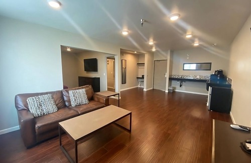 Torrance House | Minutes Away from Torrance Beach and Hermosa Beach! FREE On-site Parking!