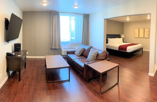 Torrance House | Minutes Away from Torrance Beach and Hermosa Beach! FREE On-site Parking!