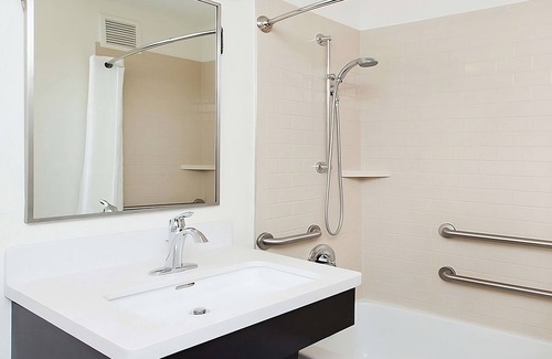 Horsham House | Minutes from Wings of Freedom Aviation Museum! Free Parking, Pets Allowed