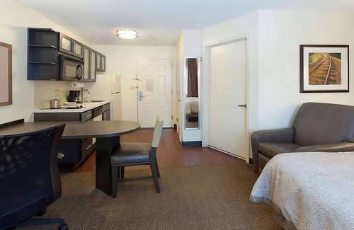 Horsham House | Minutes from Wings of Freedom Aviation Museum! Free Parking, Pets Allowed