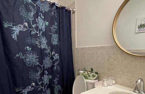 West End - West Side Apartment | Minutes to 95 South, Metro North Train, Supermarket, Hospital, University, Zoo +