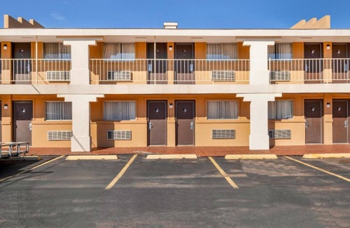 Elk City House | Minutes to Ackley Park! FREE Parking, Elk City Golf and Country Club