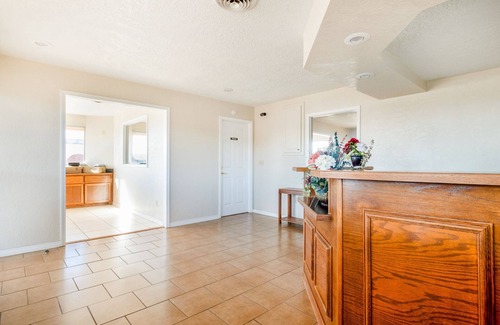 Elk City House | Minutes to Ackley Park! FREE Parking, Elk City Golf and Country Club
