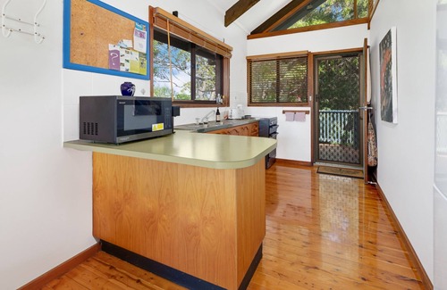 Malua Bay Apartment | Minutes to Beach & Cafés | Malua Bay Treehouse