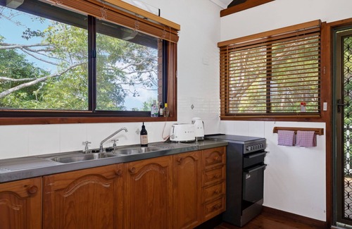 Malua Bay Apartment | Minutes to Beach & Cafés | Malua Bay Treehouse
