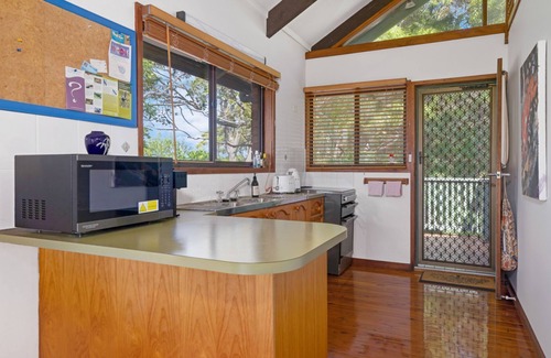 Malua Bay Apartment | Minutes to Beach & Cafés | Malua Bay Treehouse