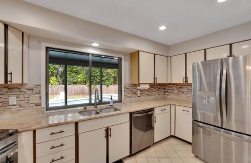 Temple Crest House | Minutes to Busch Gardens~3 King Beds~Swimming Pool~Hot Tub~Mini Golf, Games&More