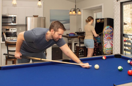 Westminster Cabin | Minutes To Clemson & Lake Hartwell + Hot Tub + Game Lounge + Private Views!