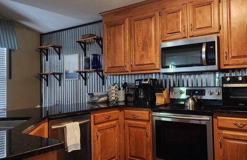 Williamsburg House | Minutes to Colonial Williamsburg, William & Mary, Busch Gardens, Pet Friendly!