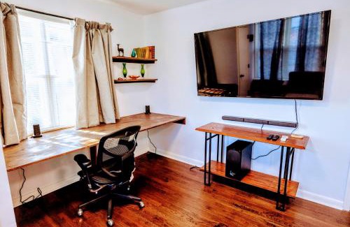 Arlington House | Minutes to DC! Pet is ok! 2BR Retreat Free Parking & BBQ