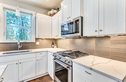 Century West House | Minutes to Deschutes River Trail with Hot Tub & Fire Pit!