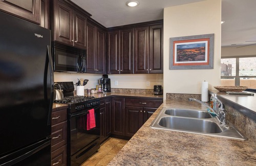 Moab South Valley House | Minutes to Downtown & Ntl Parks | Pool and Hot Tub