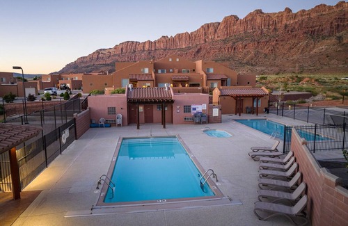 Moab South Valley House | Minutes to Downtown & Ntl Parks | Pool and Hot Tub