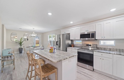 Ono Island House | Minutes to FL&AL beaches,NAS & downtown! Owner managed~Fenced backyard~ Stocked!