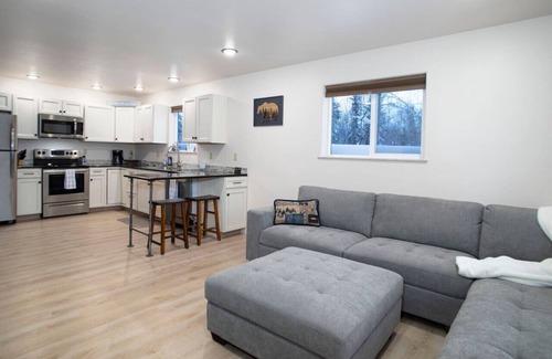 Badger Apartment | Minutes to Ft Wainwright