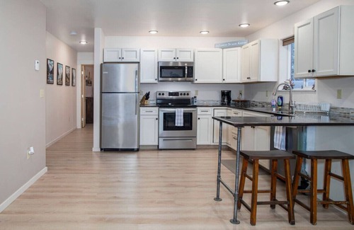 Badger Apartment | Minutes to Ft Wainwright