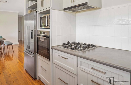 Malua Bay House | Minutes to Malua Bay Beach | Sunset Vista Retreat