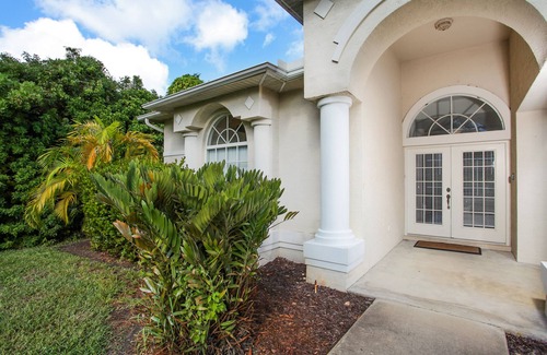 South Venice Villa | Minutes to Manasota Beach and Venice shops and restaurants, huge pool, privacy,
