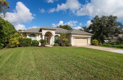 South Venice Villa | Minutes to Manasota Beach and Venice shops and restaurants, huge pool, privacy,