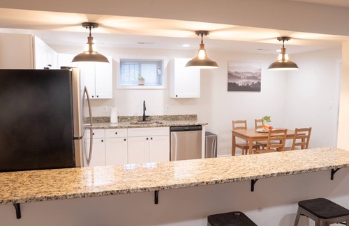 Northeast House | Minutes to Metro & Attractions! Free parking too!