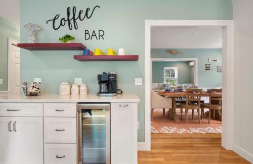 West Dennis House | Minutes to Oceanside beaches Private Deck and Backyard