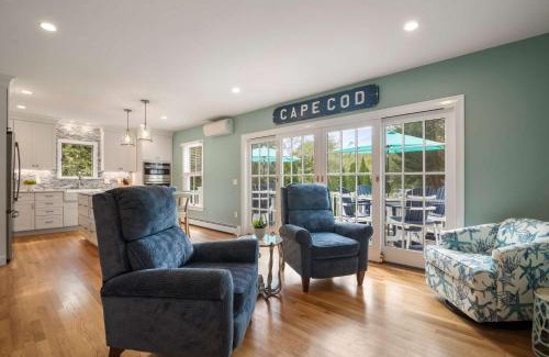 West Dennis House | Minutes to Oceanside beaches Private Deck and Backyard