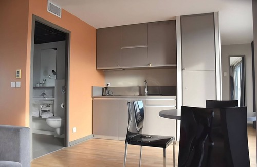 9th Arrondissement Hotel | Minutes to Tête d'Or Park! Pet-friendly Suite with City View and Kitchenette!