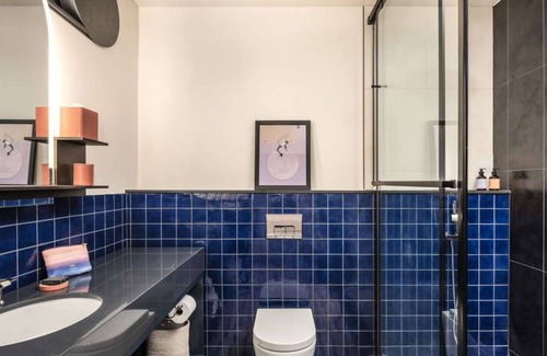 Cole Hotel | Minutes to Union Station + Kitchen. Bar. Playroom.