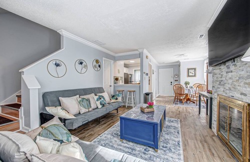 Sheffield Park House | Minutes to Uptown! Near Shops & Transit Special Offer