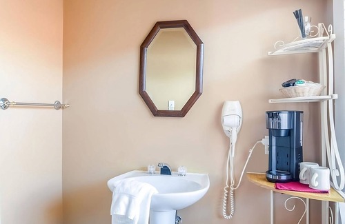 Abbeville House | Minutes to West Cambridge Park! FREE Onsite Parking and FREE Breakfast!