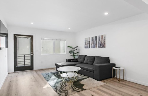 Mid City Bed & Breakfast | Miracle Mile Chic 1 BR Bungalow Apt Parking Unit 2