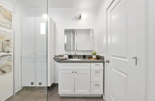 Mid City Bed & Breakfast | Miracle Mile Chic 1 BR Bungalow Apt Parking Unit 2