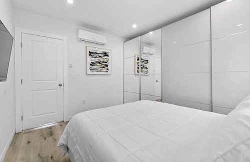 Mid City Bed & Breakfast | Miracle Mile Chic 1 BR Bungalow Apt Parking Unit 2