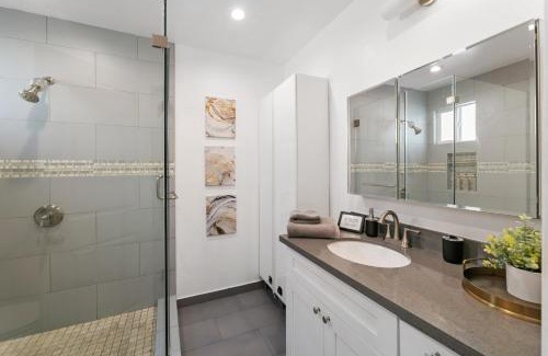 Mid City Bed & Breakfast | Miracle Mile Chic 1 BR Bungalow Apt Parking Unit 2