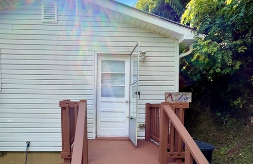 Dillsboro House | Miraflor Guest House, family and pet friendly